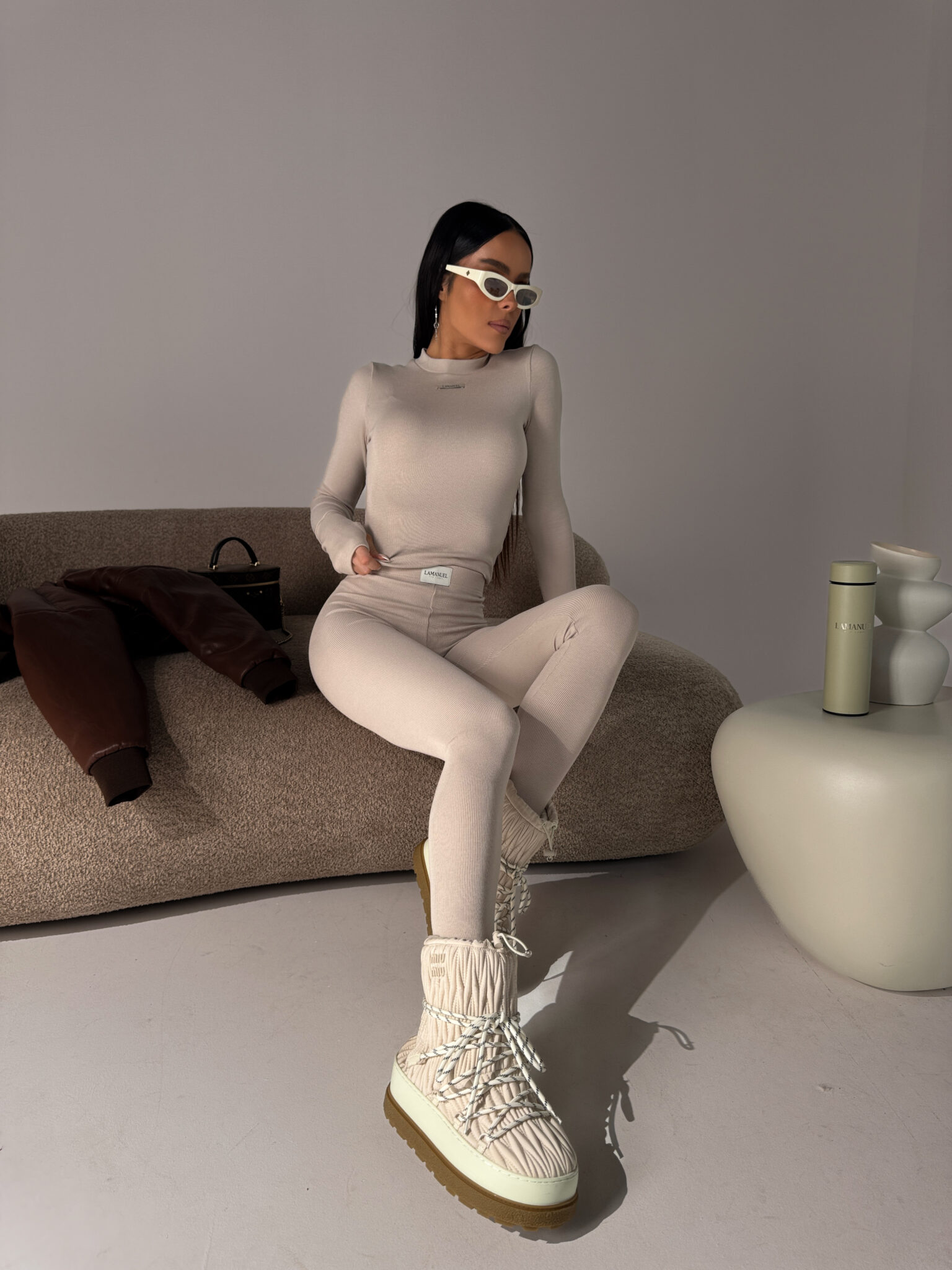 Beżowa bluza i legginsy od Lamanuel