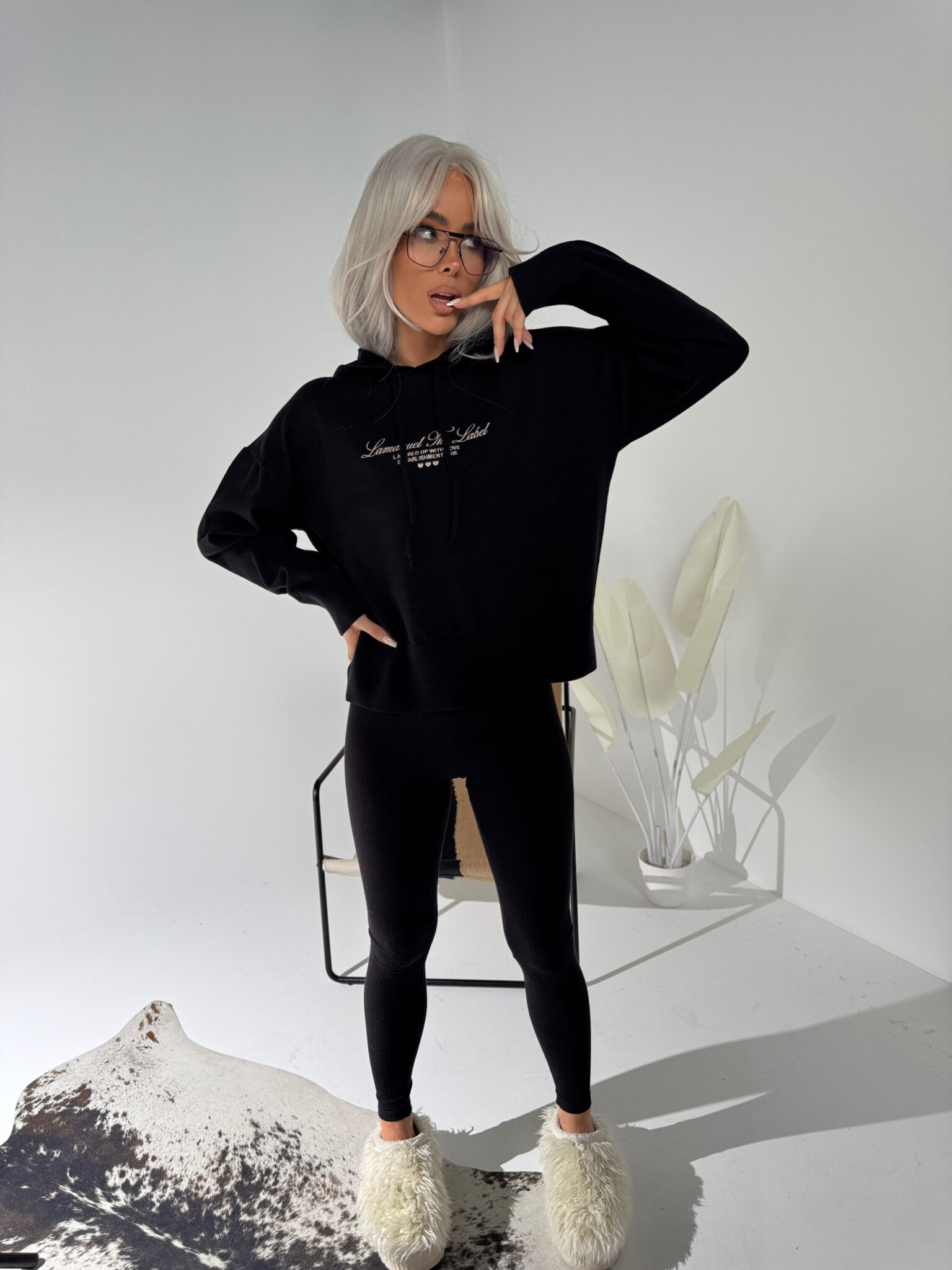 Sweter LOVE czarny - obrazek 3